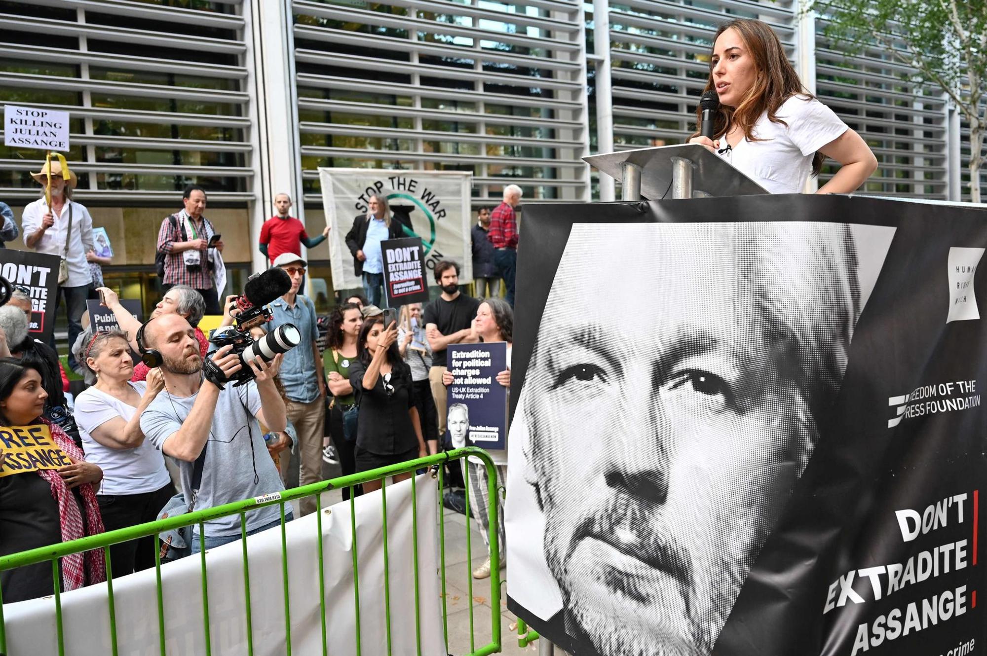 Assange_Stella_2