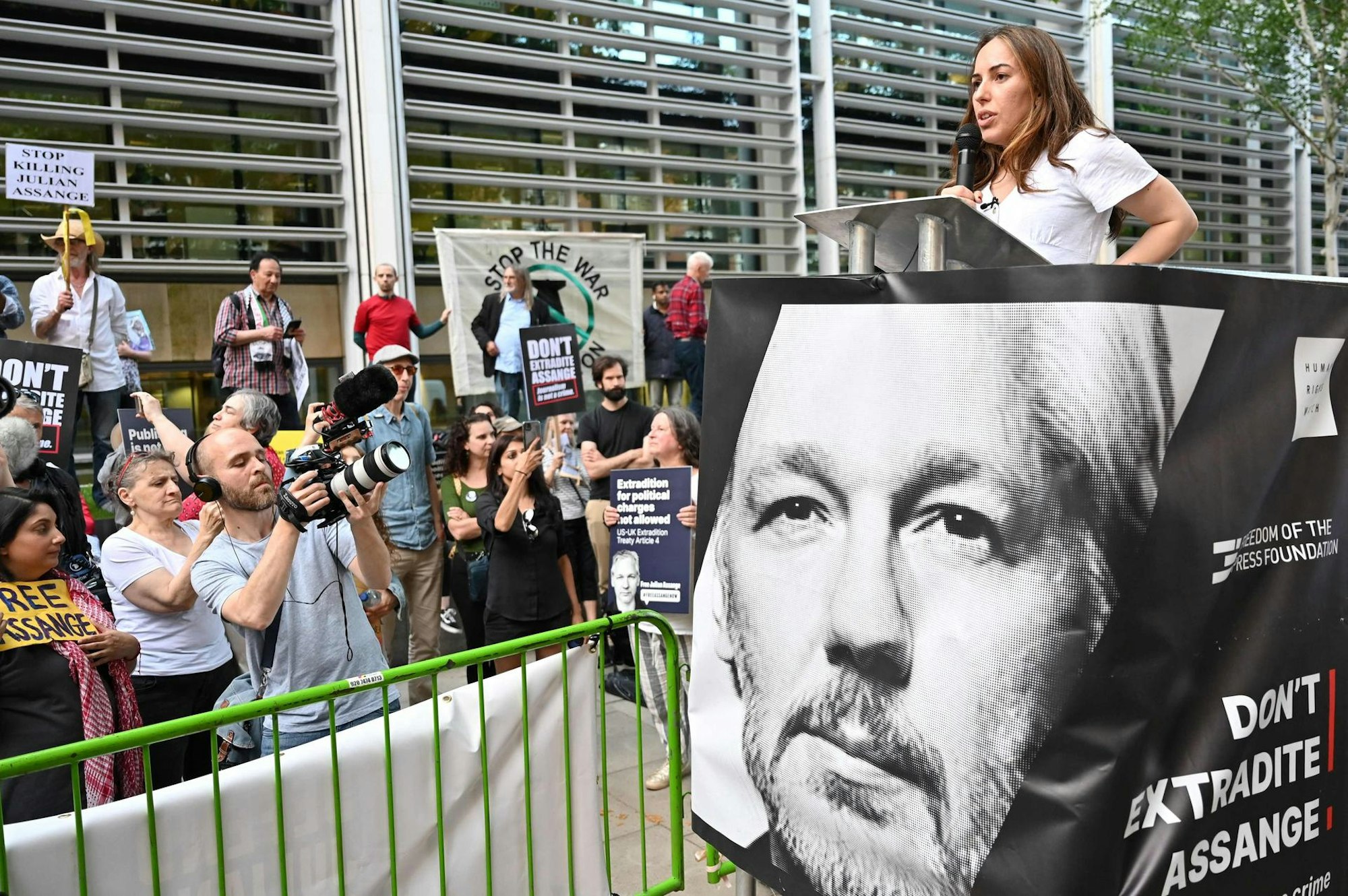 Assange_Stella_2