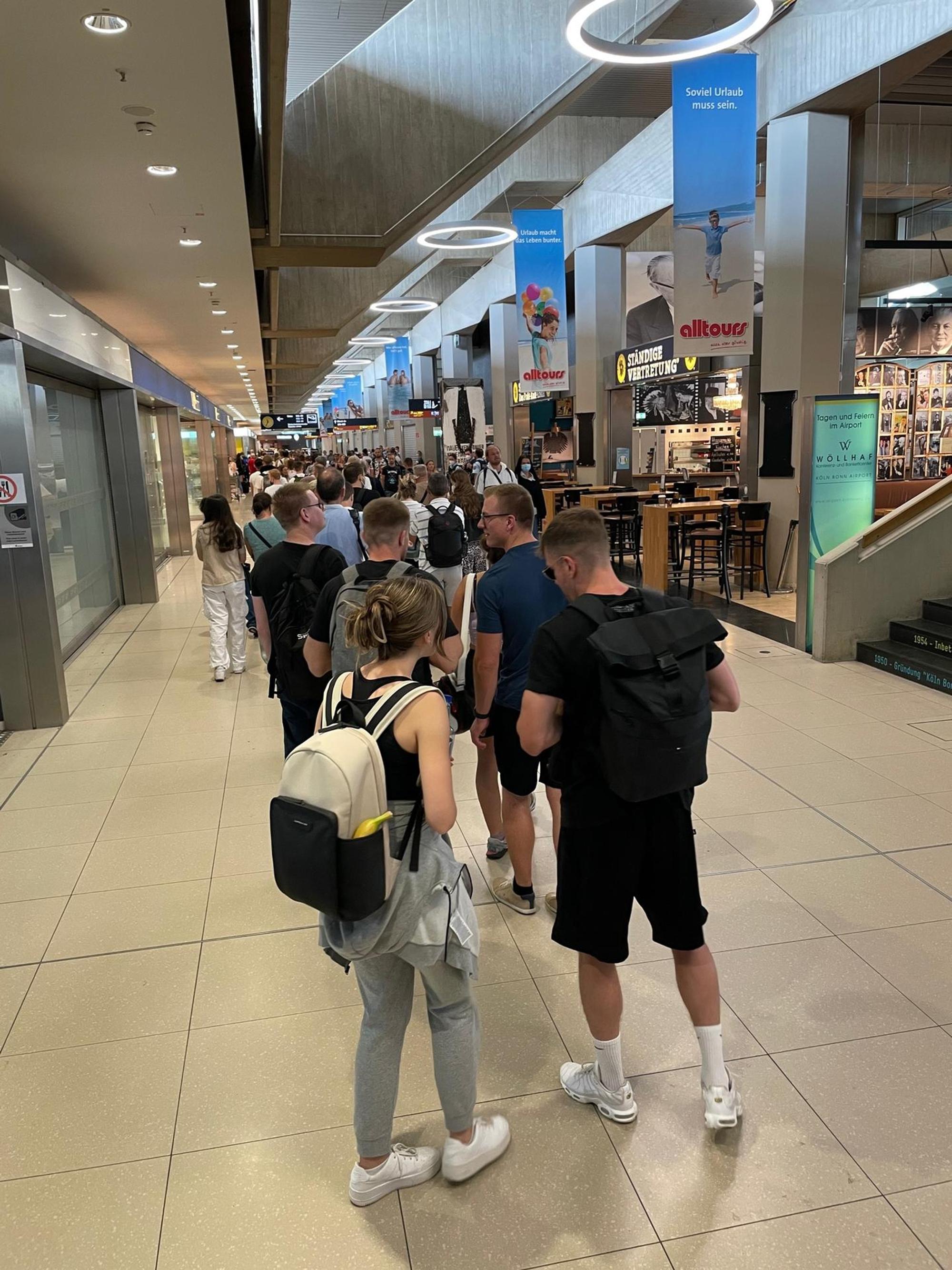 Flughafen Samstagvormittag Grofe 2 250622