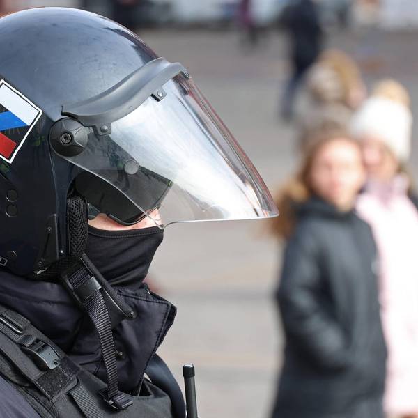 Russland Polizist Moskau 0322 IMAGO