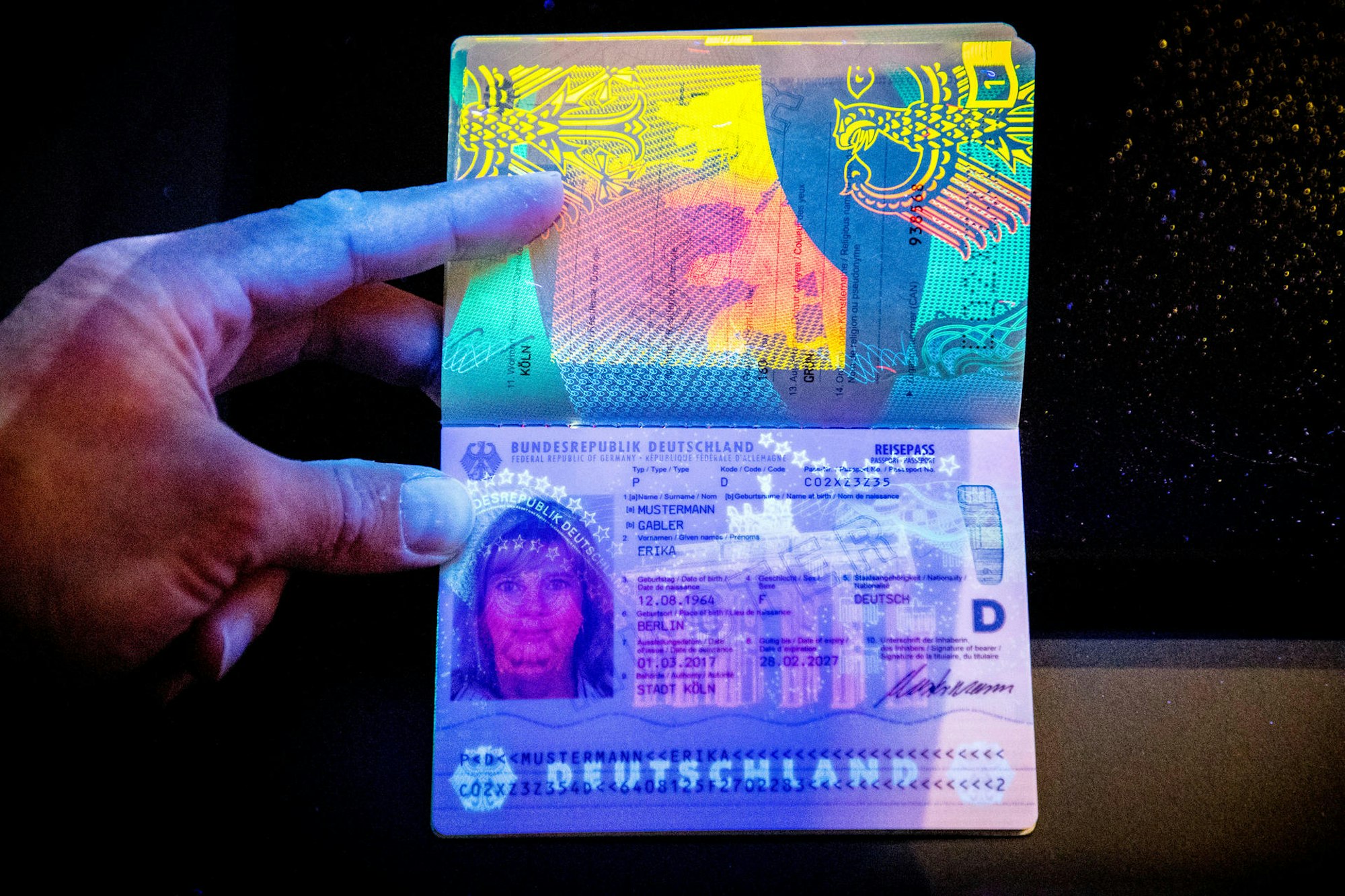 Neuer Reisepass UV-Licht 2
