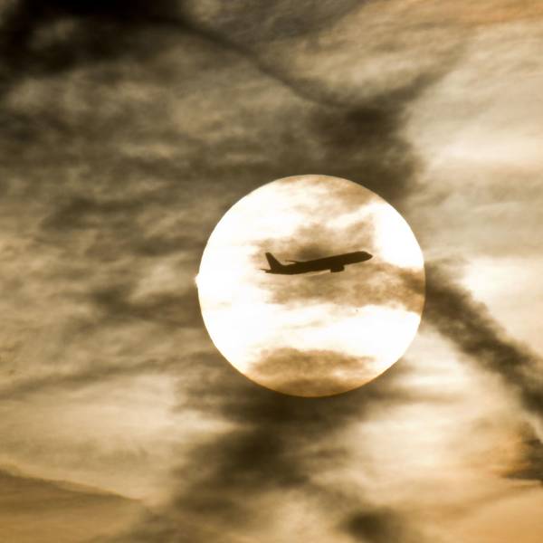 Flugzeug-Sonne-Himmel-Treibstoff