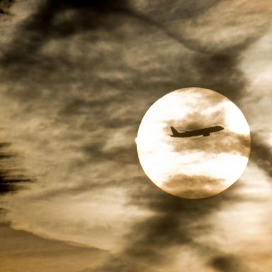 Flugzeug-Sonne-Himmel-Treibstoff