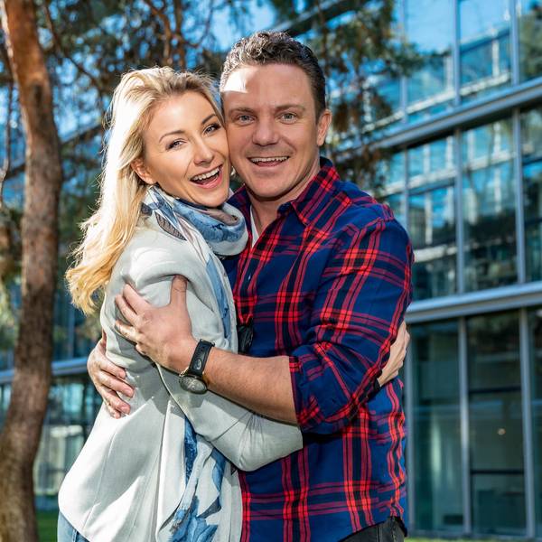 Anna-Carina Woitschack und Stefan Mross vor dem Neven Dumont Haus.