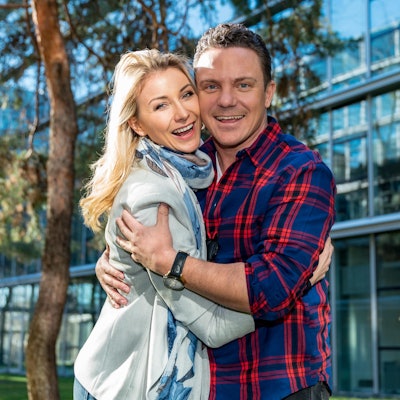 Anna-Carina Woitschack und Stefan Mross vor dem Neven Dumont Haus.