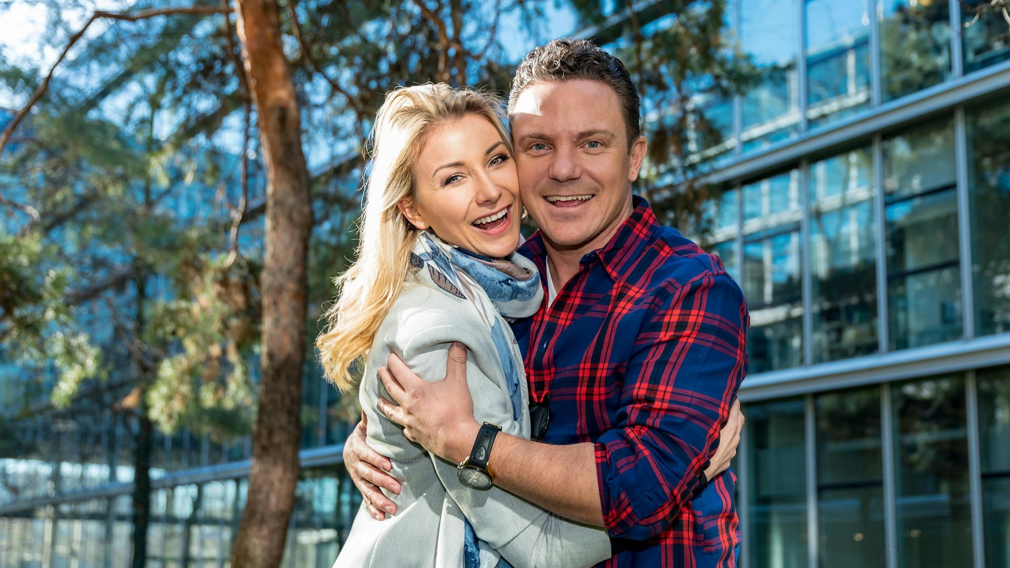 Anna-Carina Woitschack und Stefan Mross vor dem Neven-DuMont-Haus.