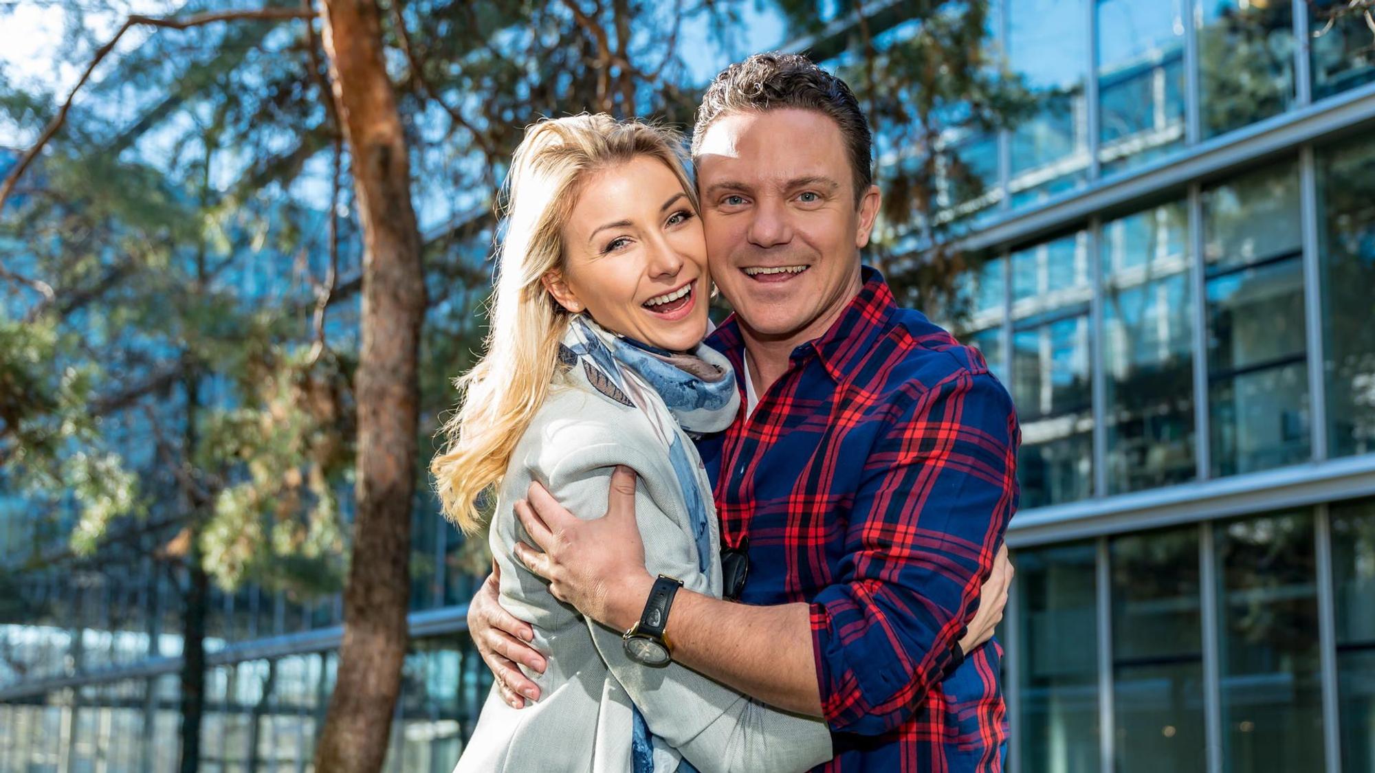 Anna-Carina Woitschack und Stefan Mross vor dem Neven-DuMont-Haus.