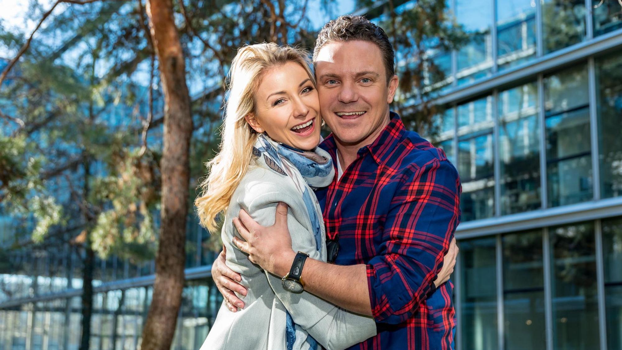 Anna-Carina Woitschack und Stefan Mross vor dem Neven Dumont Haus.
