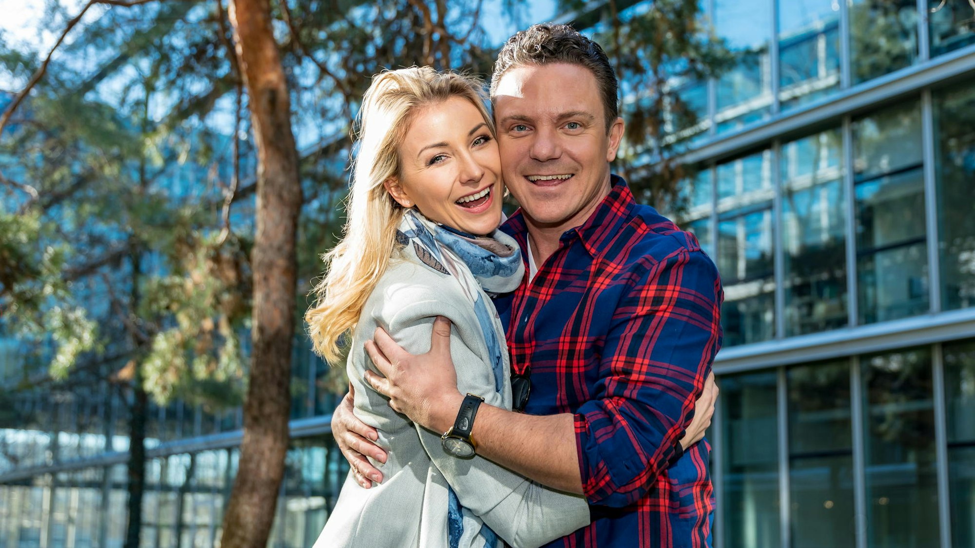 Anna-Carina Woitschack und Stefan Mross vor dem Neven Dumont Haus.