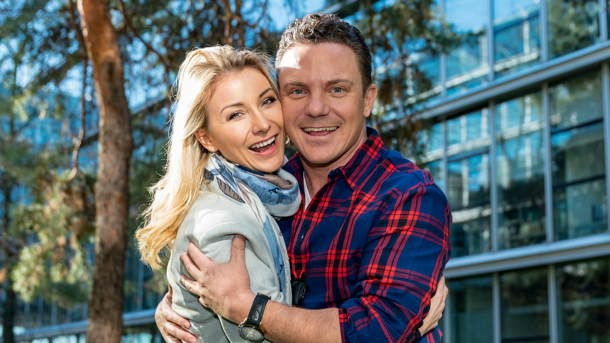 Anna-Carina Woitschack und Stefan Mross vor dem Neven Dumont Haus.