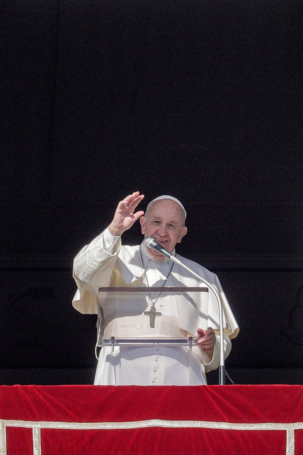 Papst Franziskus winkt