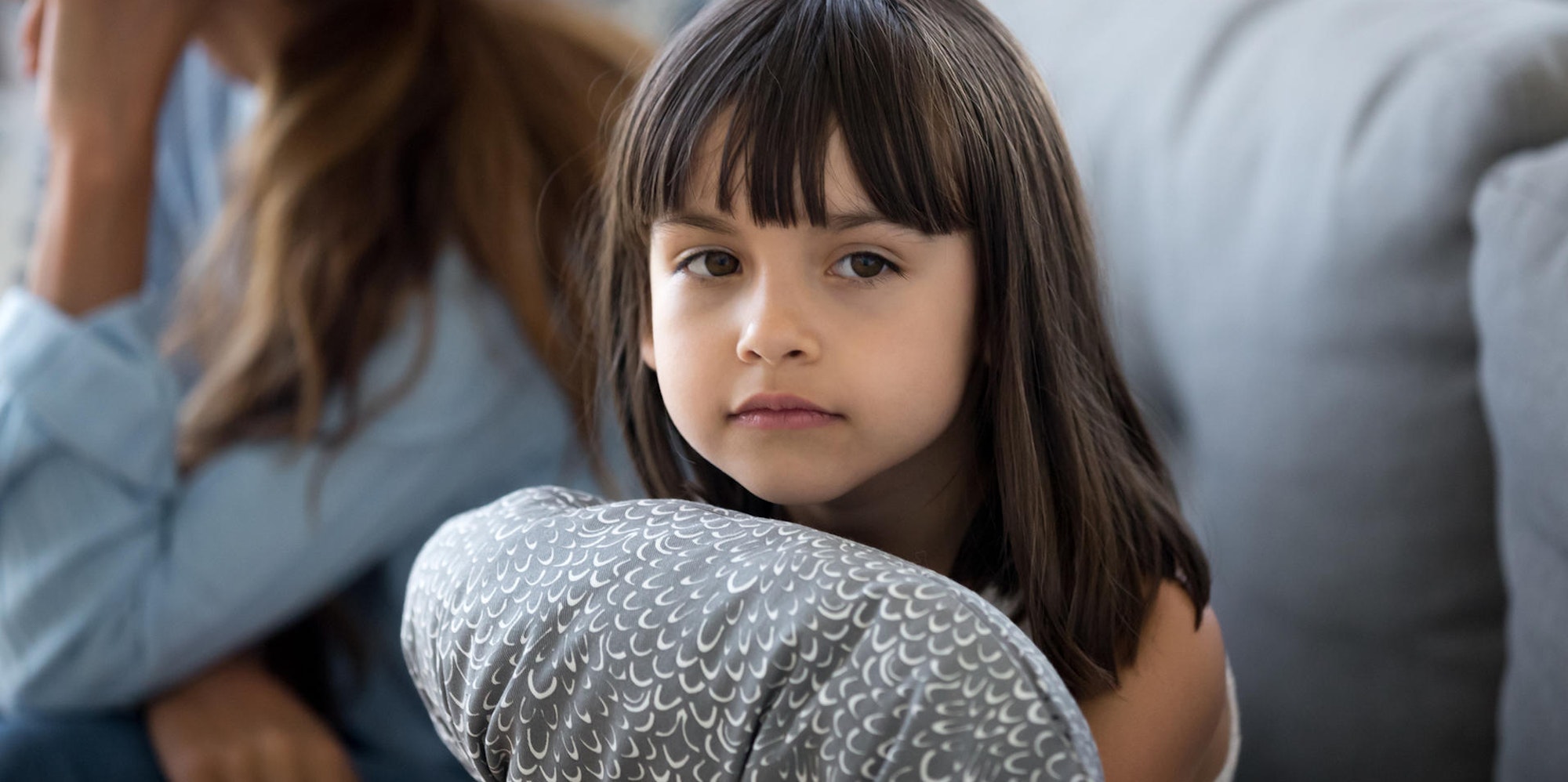 Ein Mädchen schaut abwesend in die Luft.