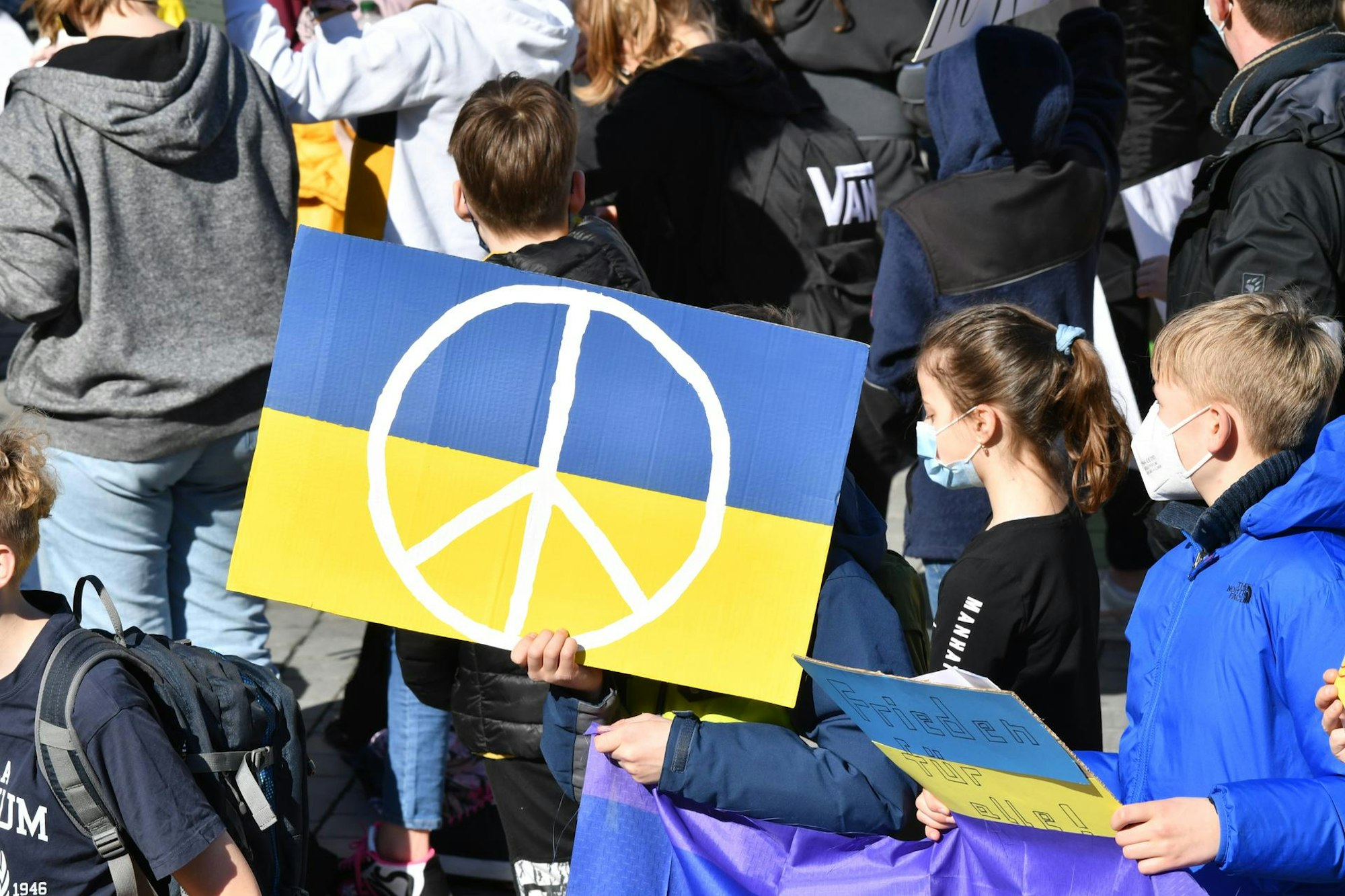 20220309_OWN_FRIEDENSDEMONSTRATION St.ANGELA_GYMNASIUM_WIPPERFÜRTH_OWL_4980-