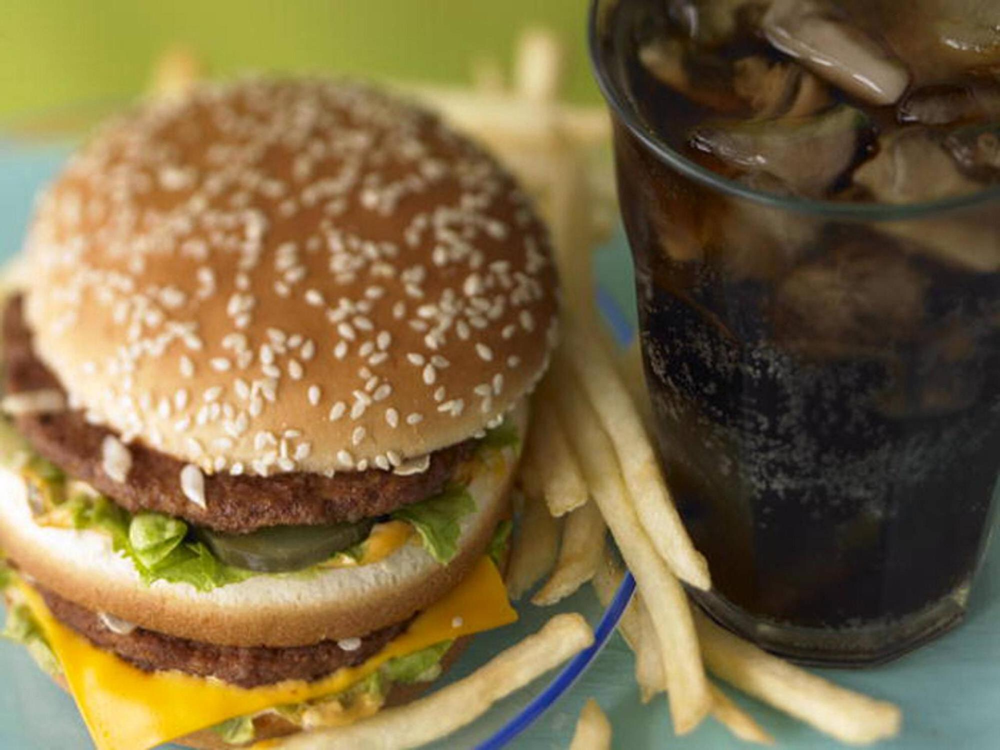 Fast_Food_auf_einem_Teller