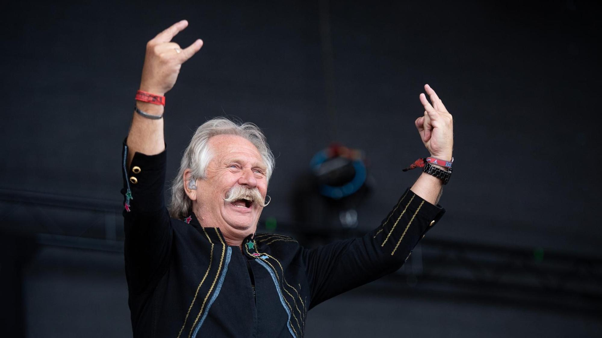 Henning Krautmacher mit Pommesgabel-Handzeichen in Wacken.