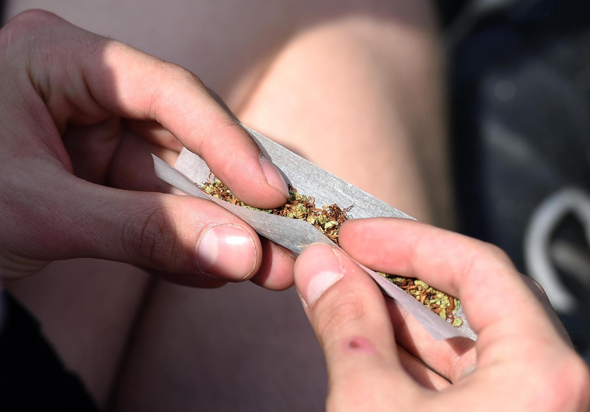 Jemand dreht einen Joint