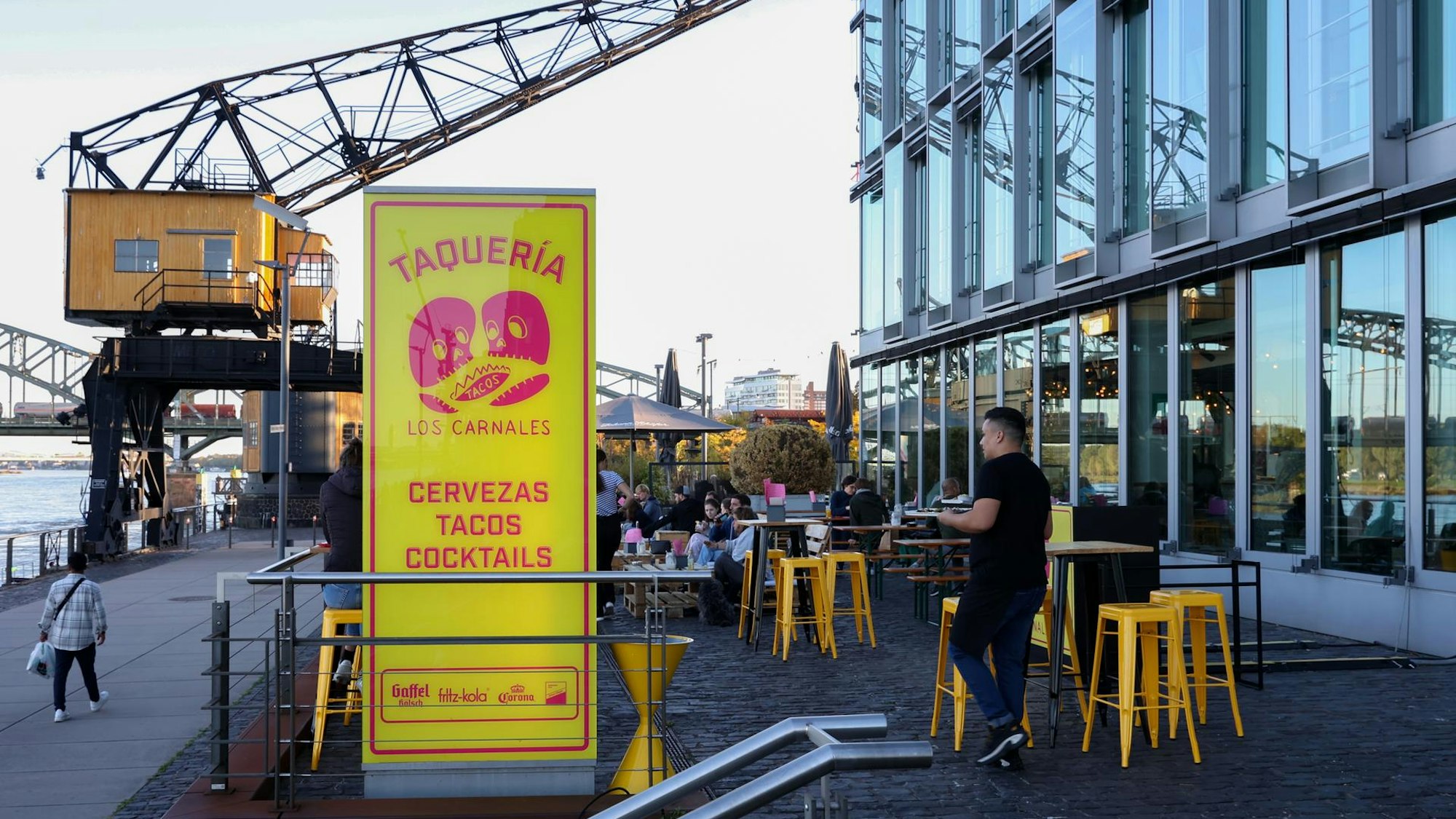 Die Terrasse eines Restaurants im Kölner Rheinauhafen.