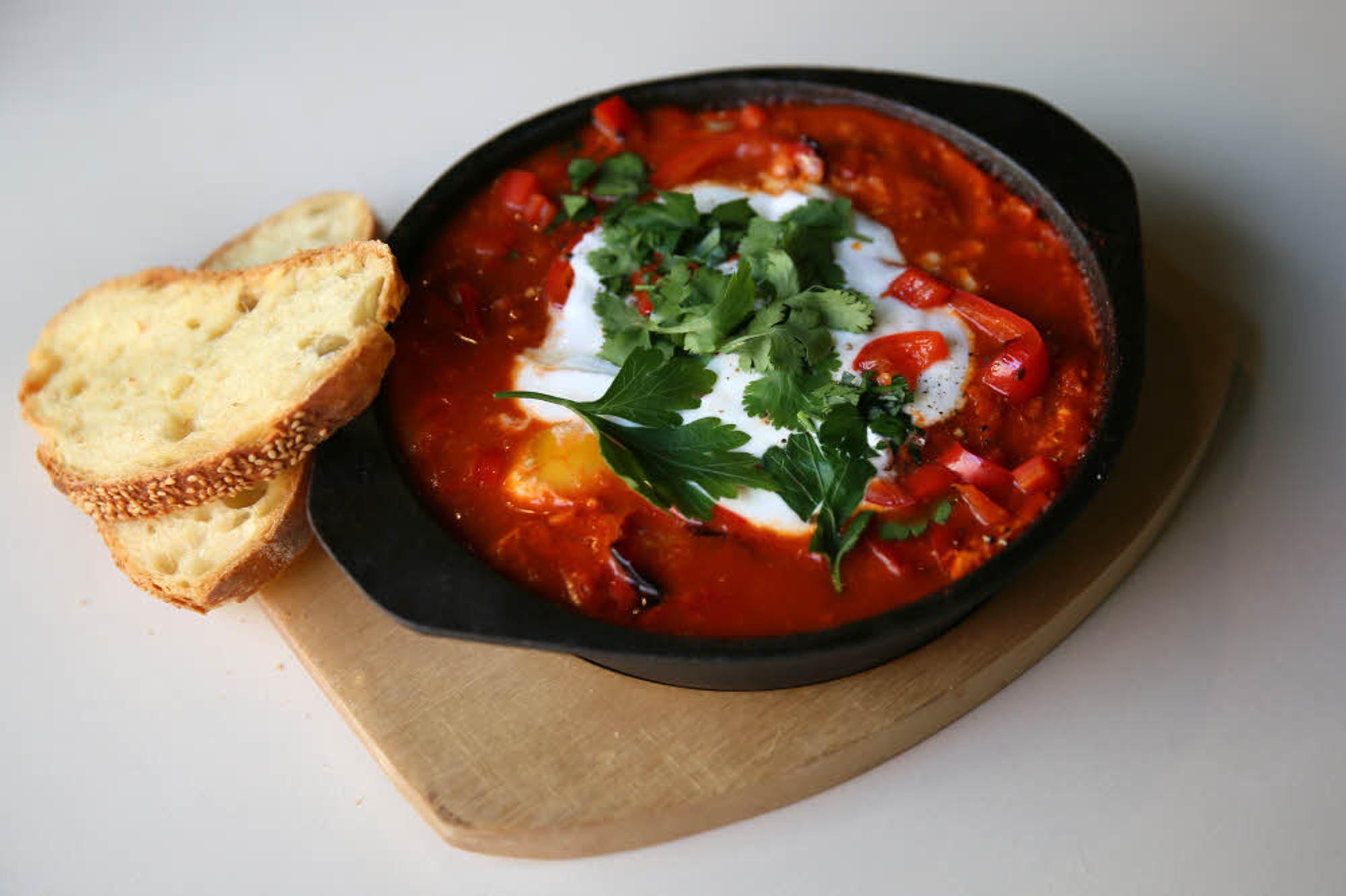 Shakshuka mit Brot zum Frühstück.