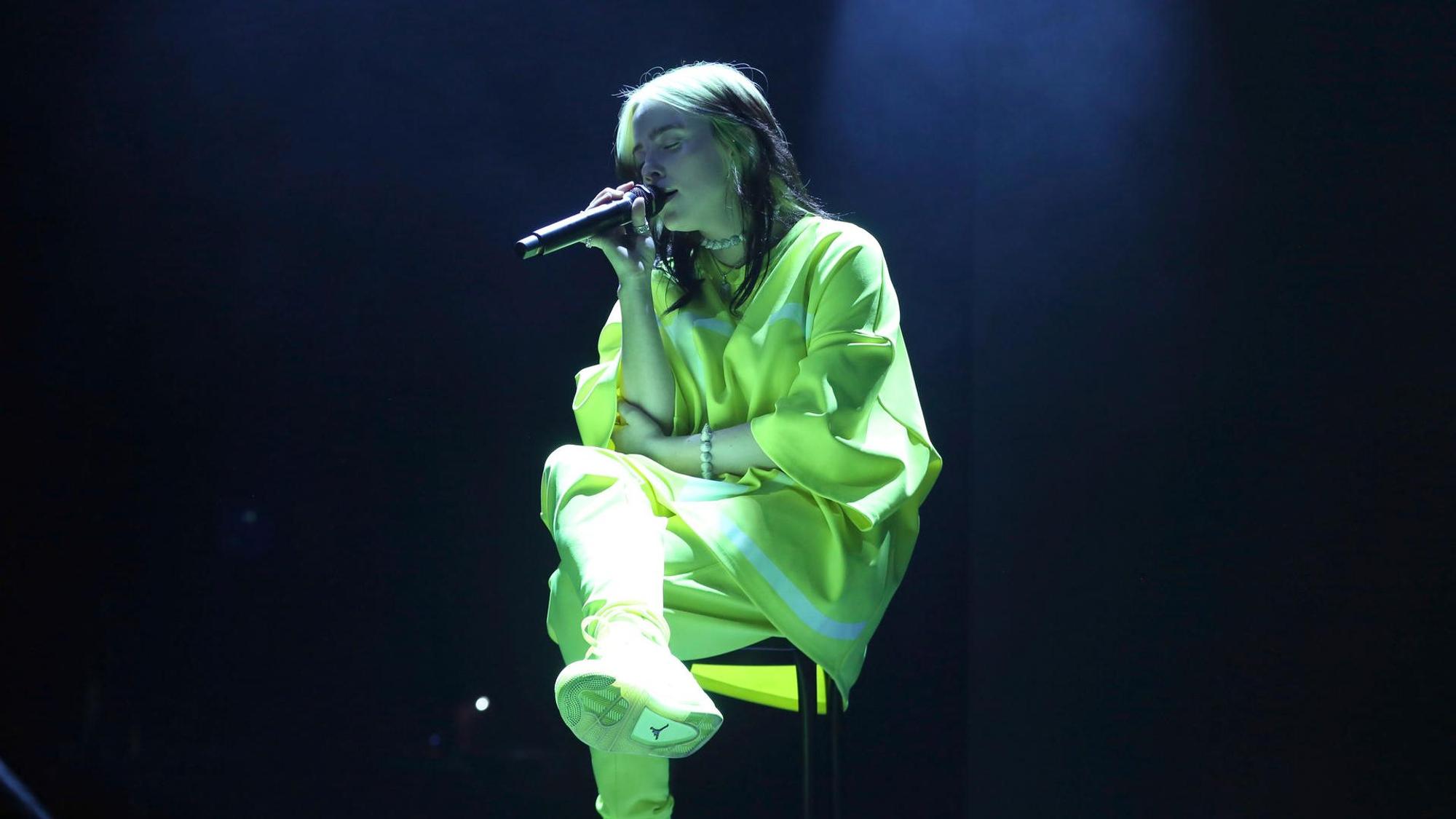 Billie Eilish bei einem Konzert auf der Bühne.