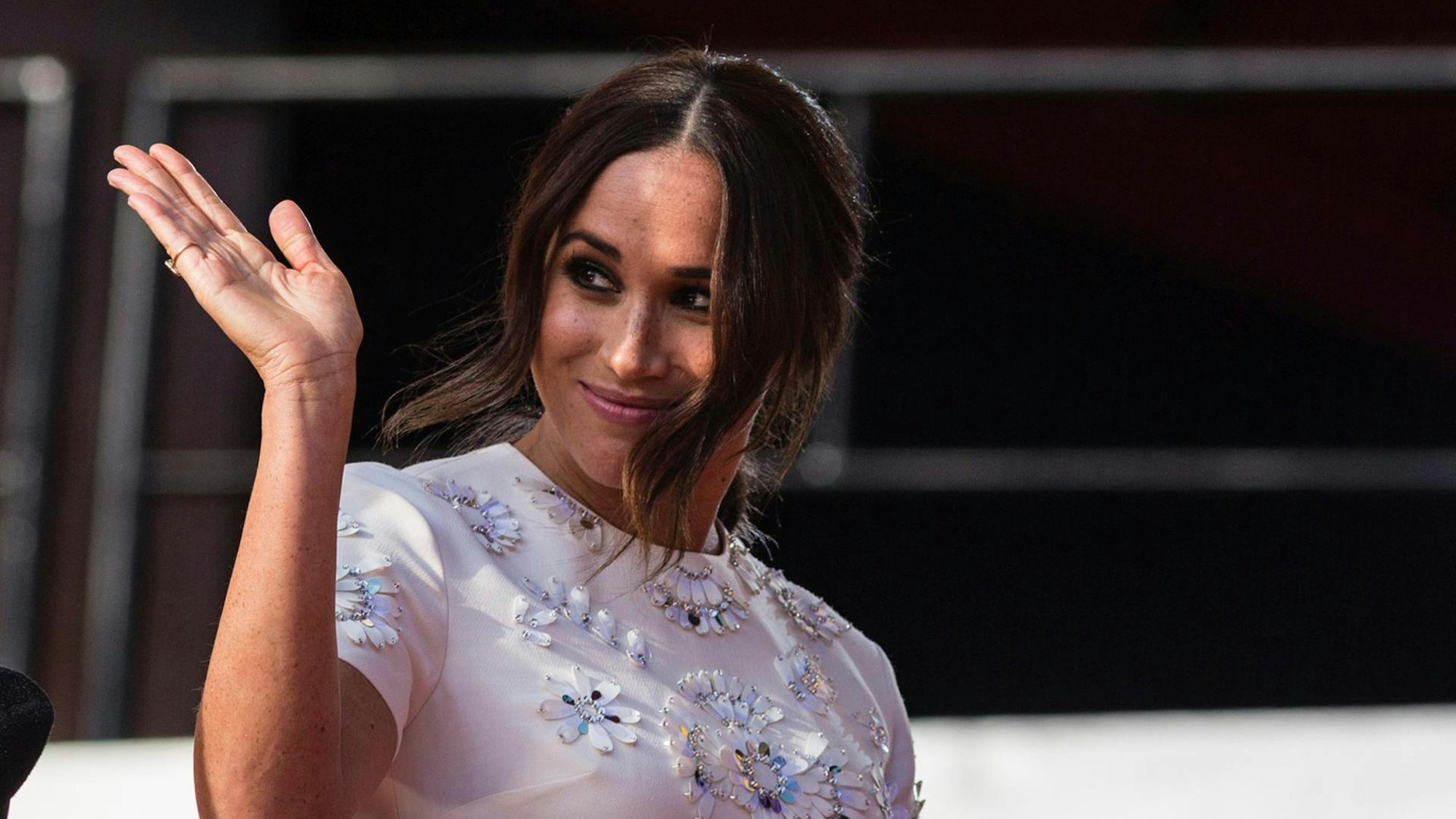 Herzogin Meghan winkt ins Publikum.