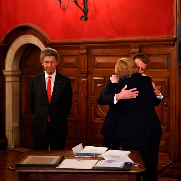 Macron Merkel Umarmung