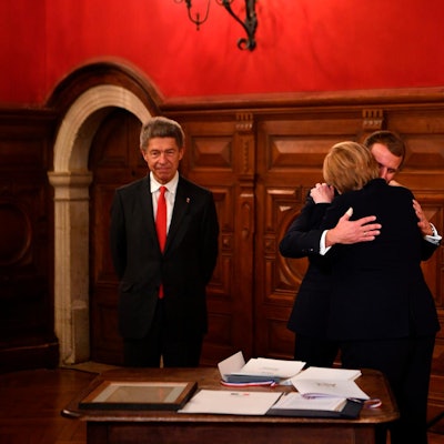 Macron Merkel Umarmung