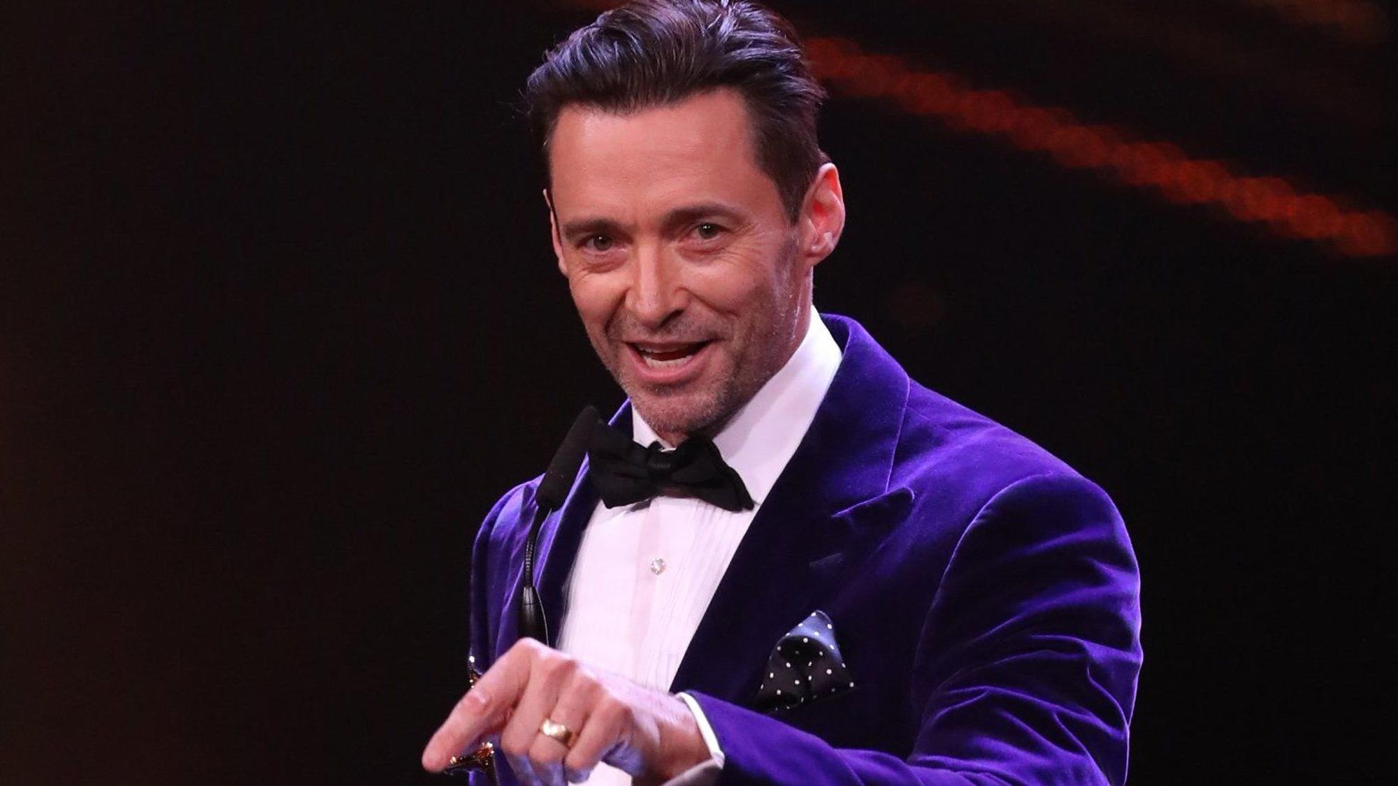 Hugh Jackman spricht und holt mit dem Finger aus.