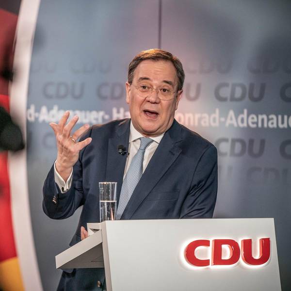 Laschet vor Kamera