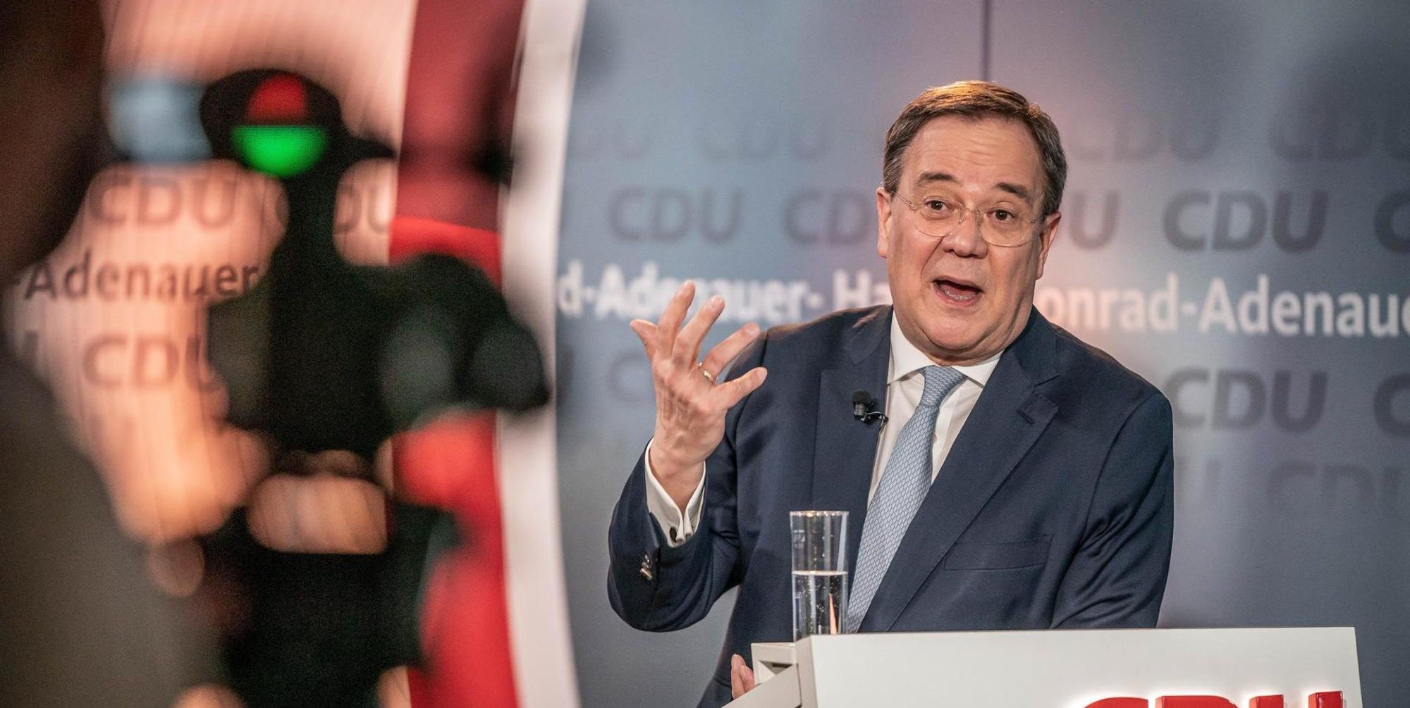 Laschet vor Kamera
