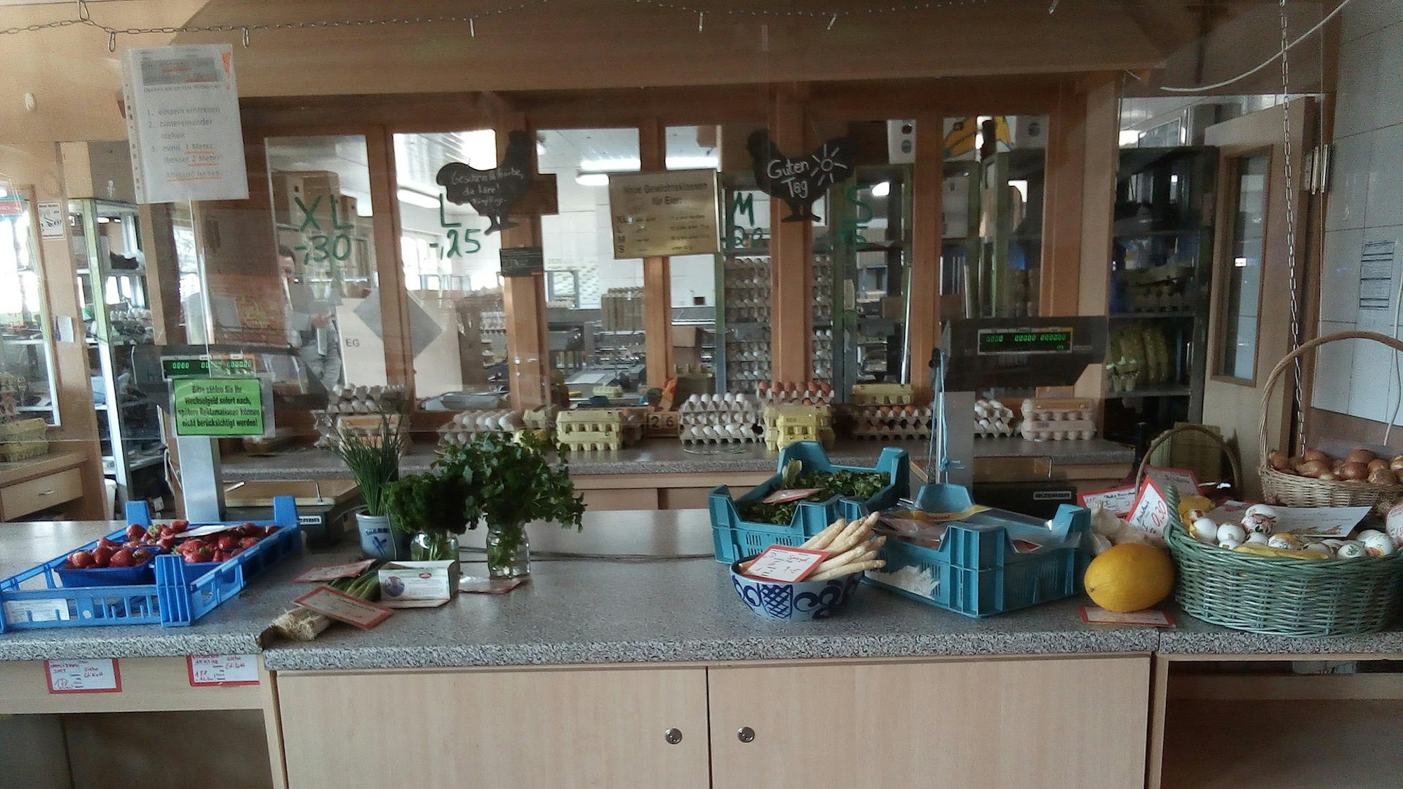 Die Theke im Hofladen mit Blick auf die Eierpackstelle.