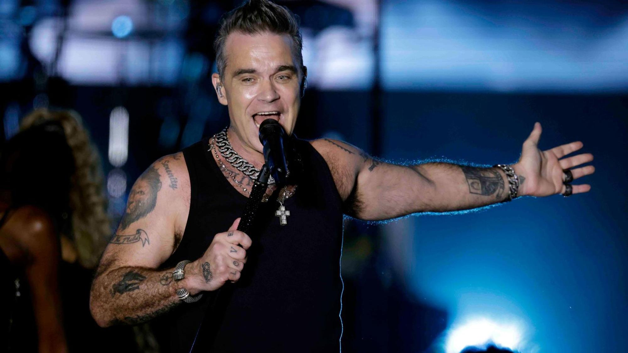 Robbie Williams auf der Bühne bei einem Konzert.