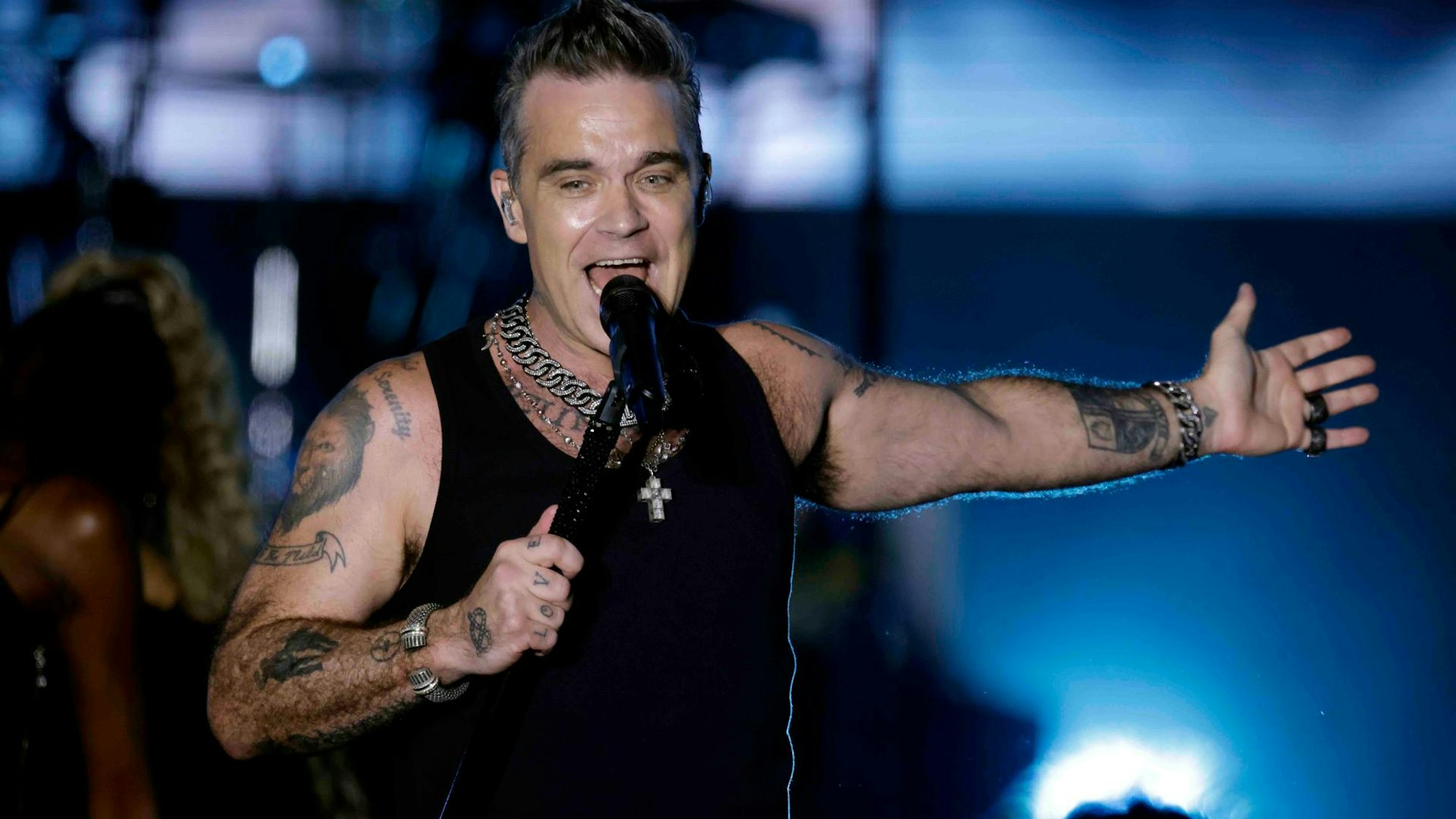 Robbie Williams auf der Bühne bei einem Konzert.