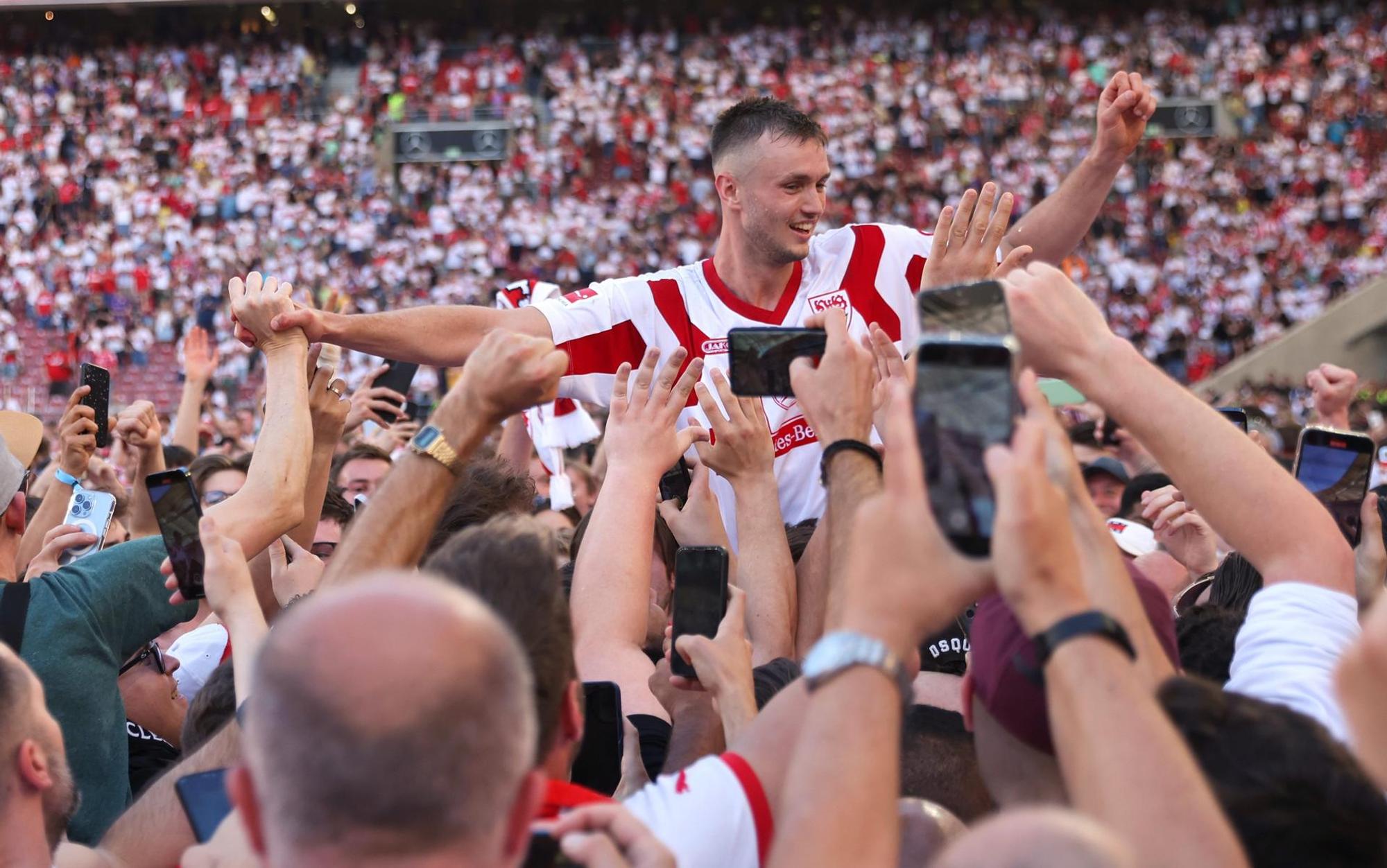 VfB Fans feiern Kalajdzic