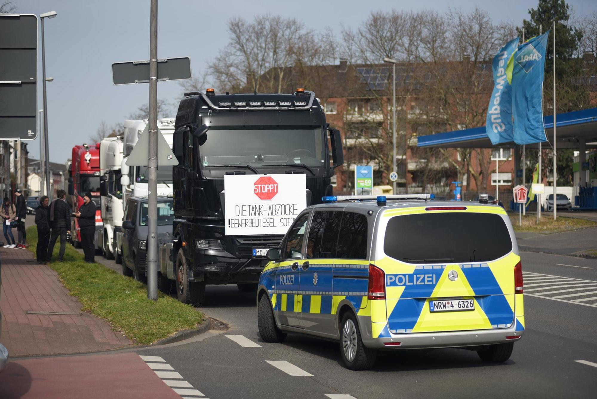 Polizei stoppt Lkws