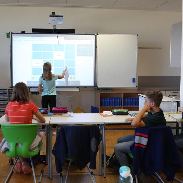 Unterricht mit digitalem Whiteboard am Gymnasium „Neue Sandkaul“ in Köln-Widdersdorf