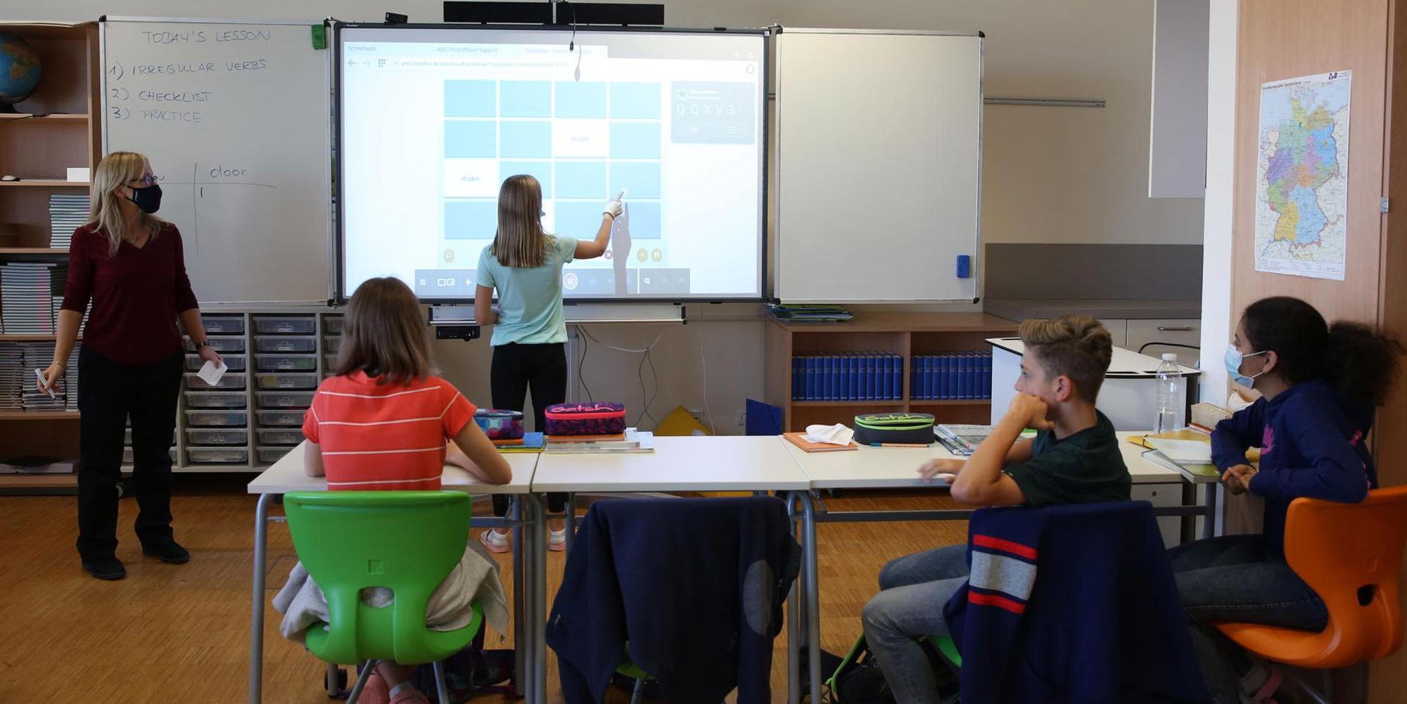 Unterricht mit digitalem Whiteboard am Gymnasium „Neue Sandkaul“ in Köln-Widdersdorf
