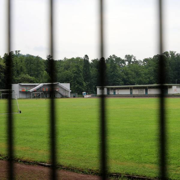 Blick auf das Dhünntalstadion durch einen Zaun.