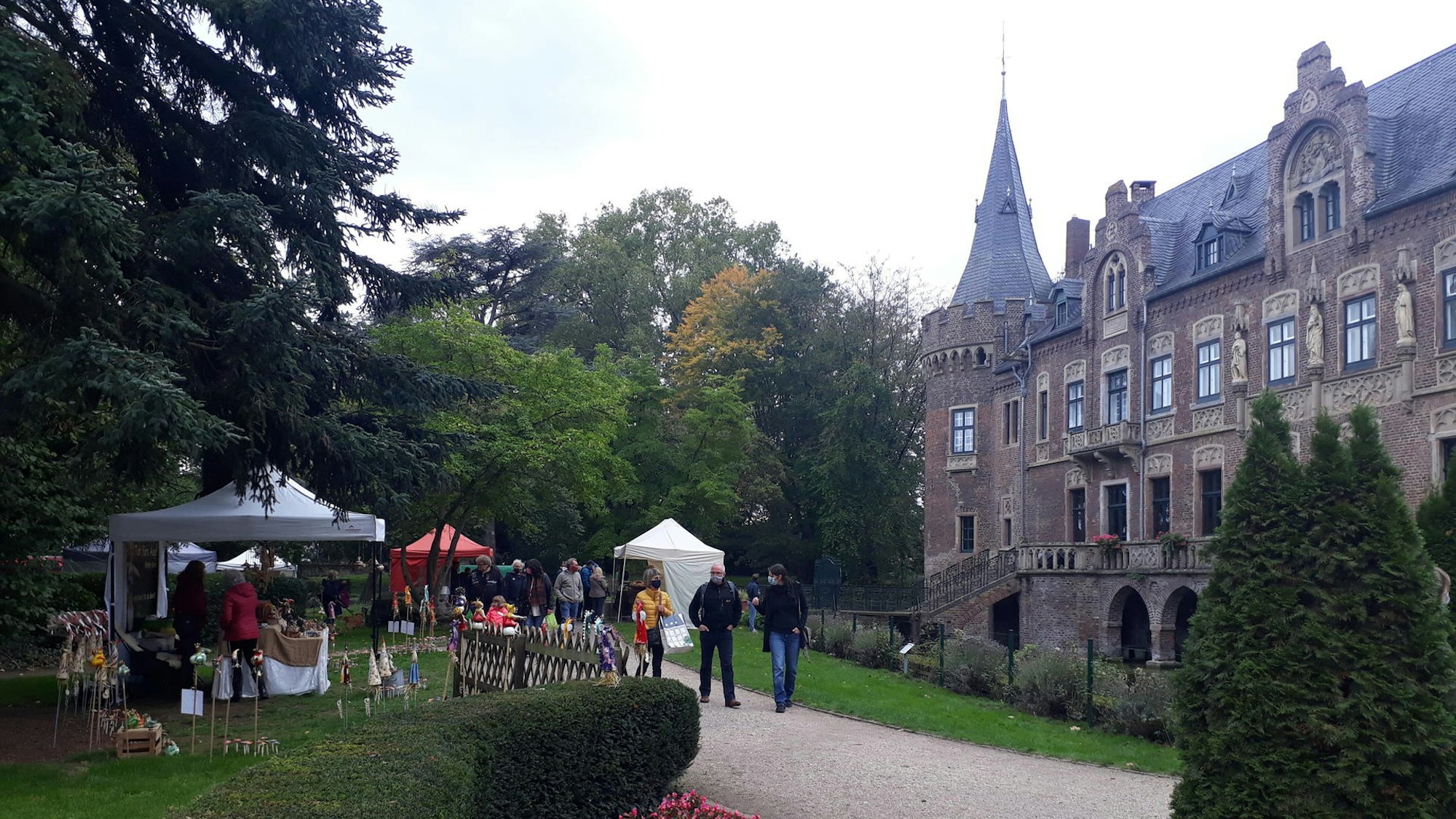 Vor einem Schloss sind Stände aufgebaut.