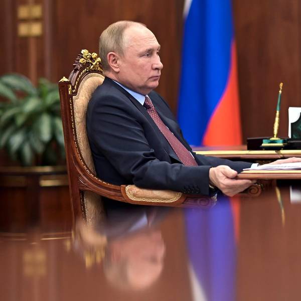 Putin Schreibtisch ap 070422