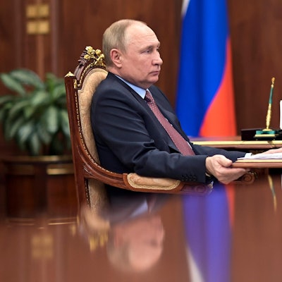 Putin Schreibtisch ap 070422