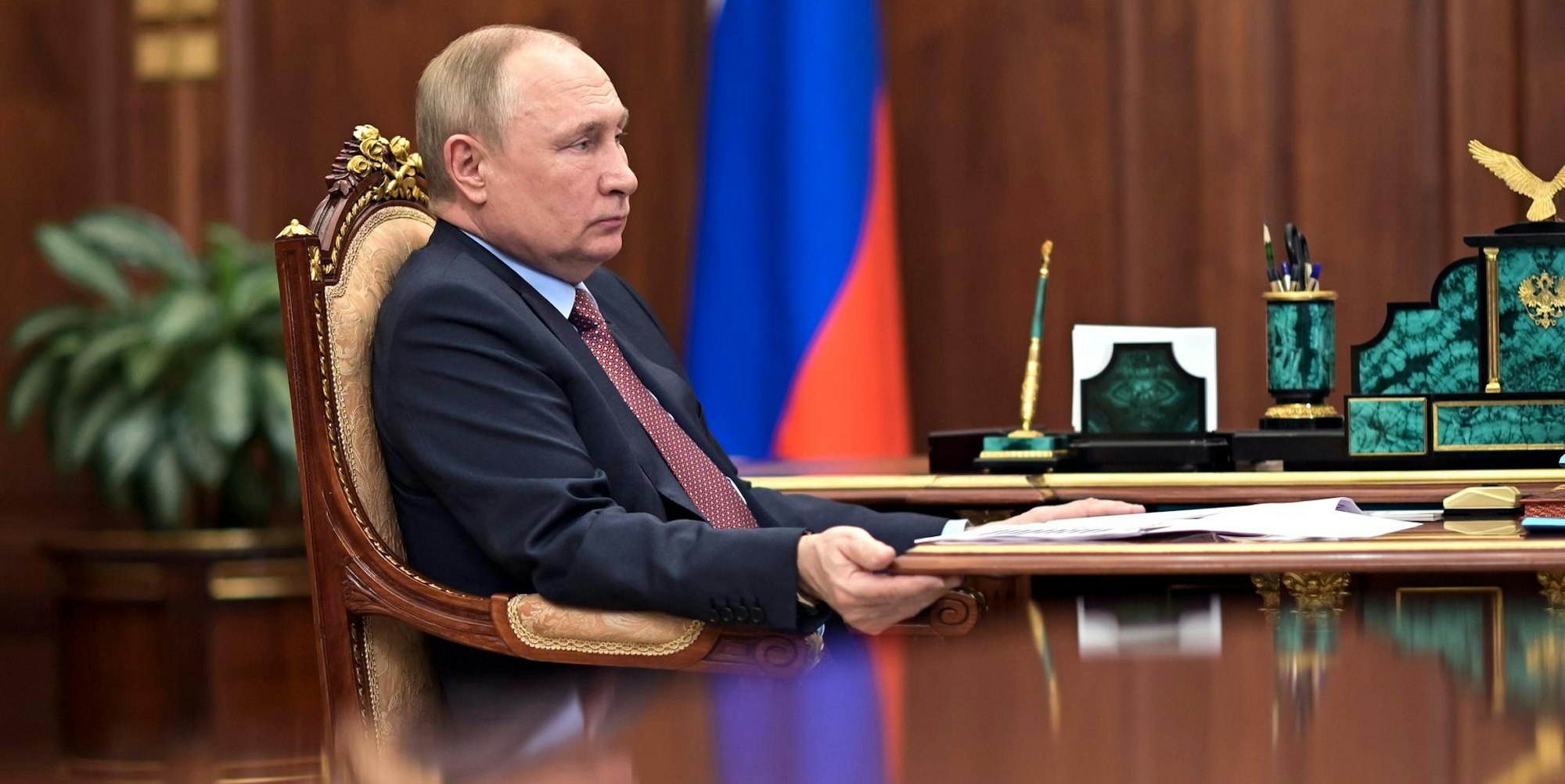 Putin Schreibtisch ap 070422