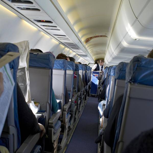 Eine Flugzeugkabine von innen