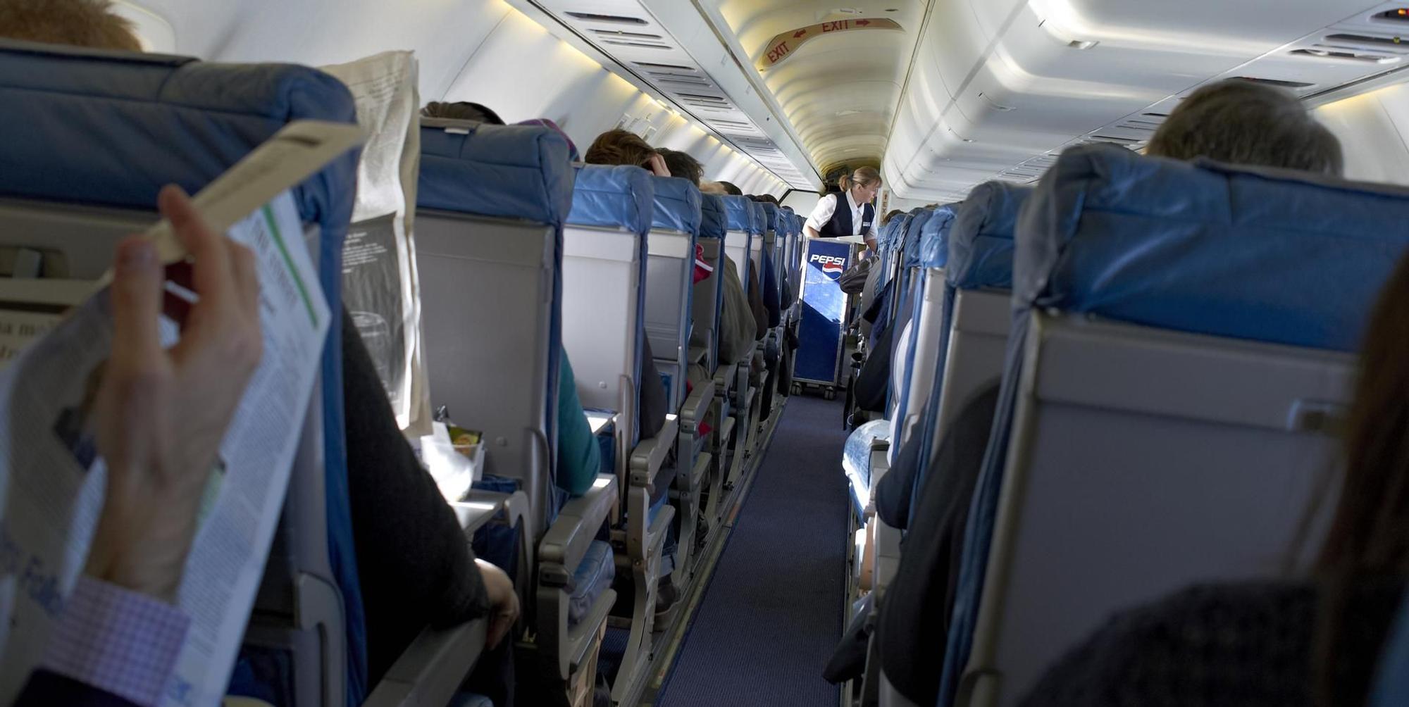 Eine Flugzeugkabine von innen
