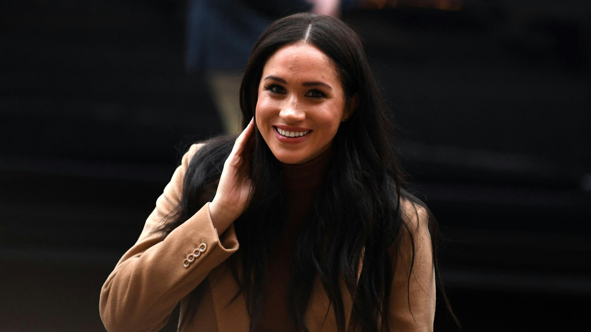 Meghan Markle lacht für die Fotografen.