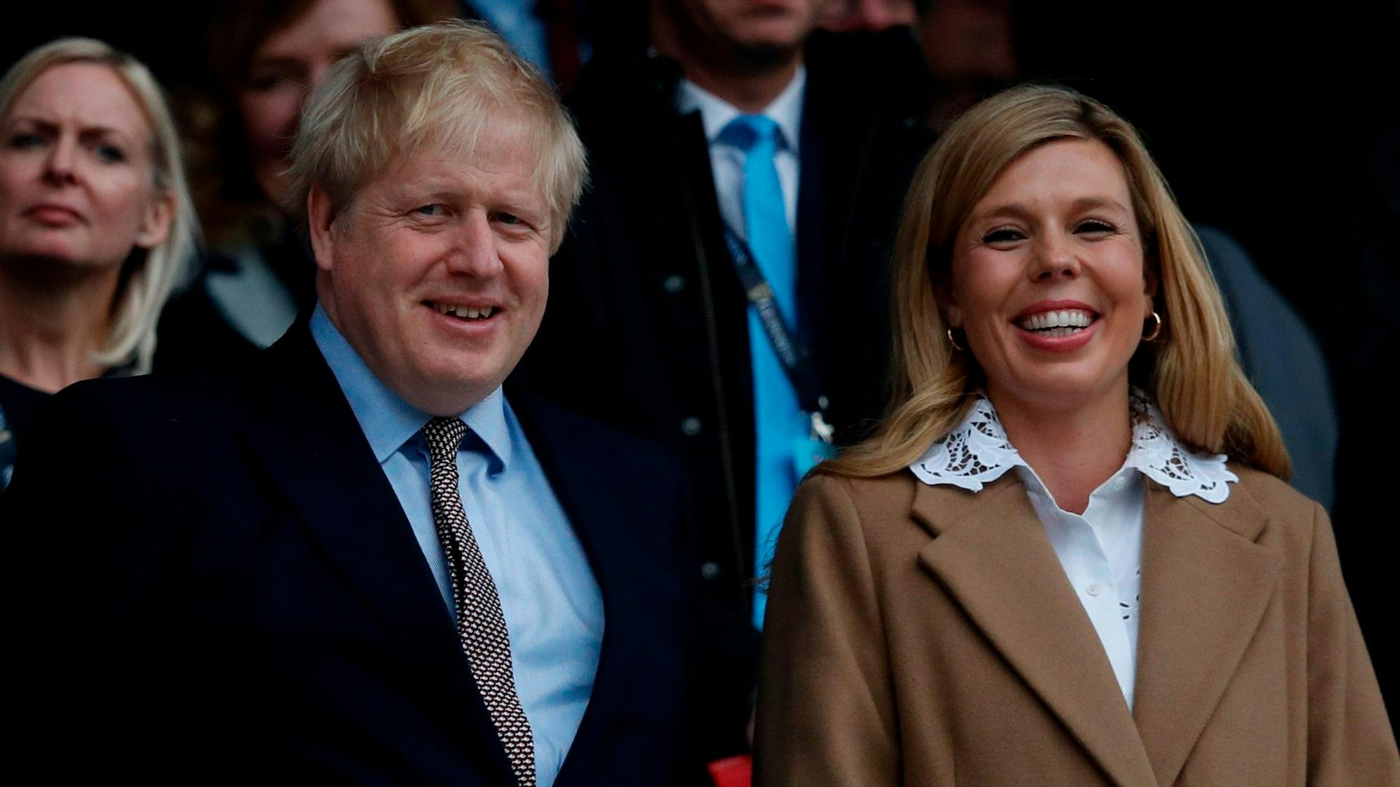 Boris Johnson und seine Frau Carrie lachen.