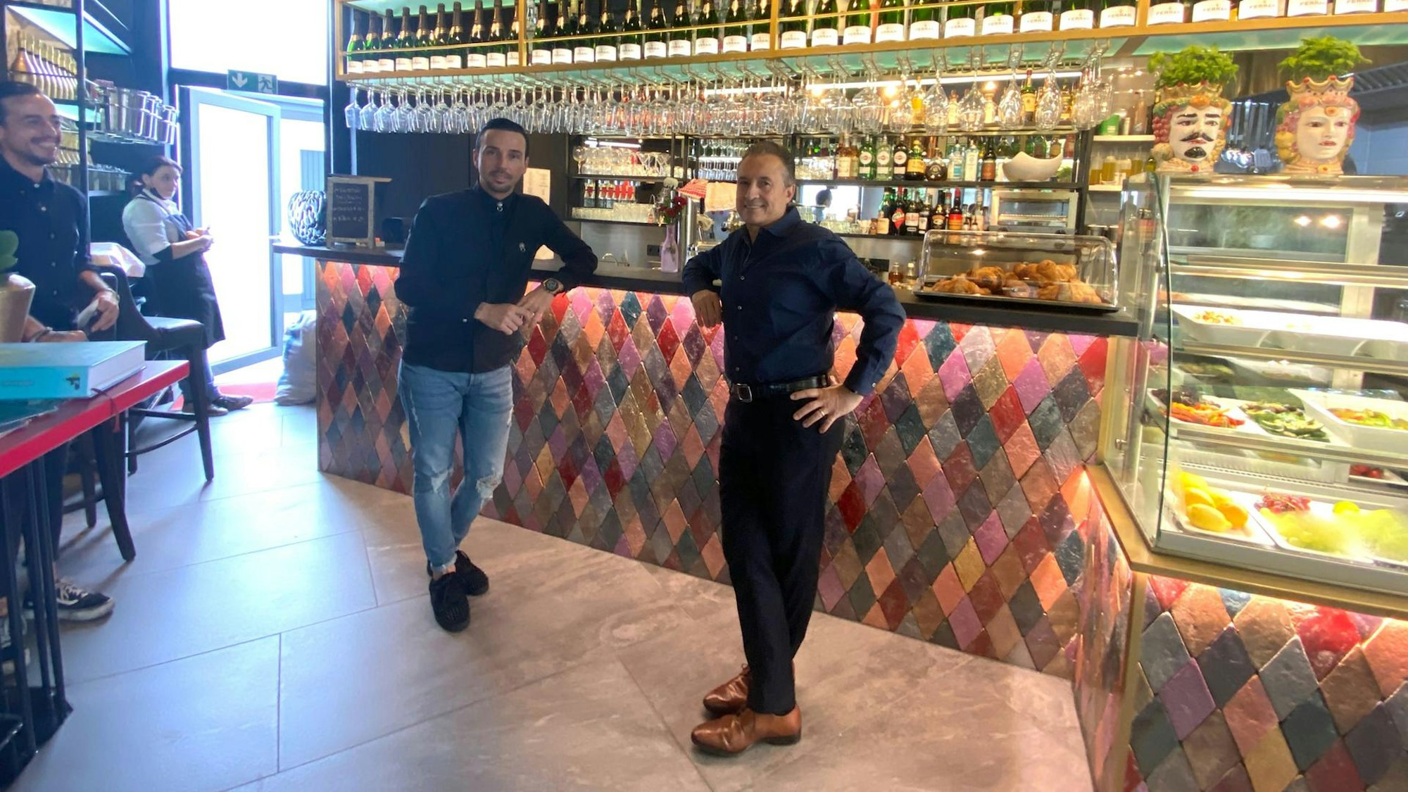 Die Betreiber der Linos Weinbar vor ihrer Theke.