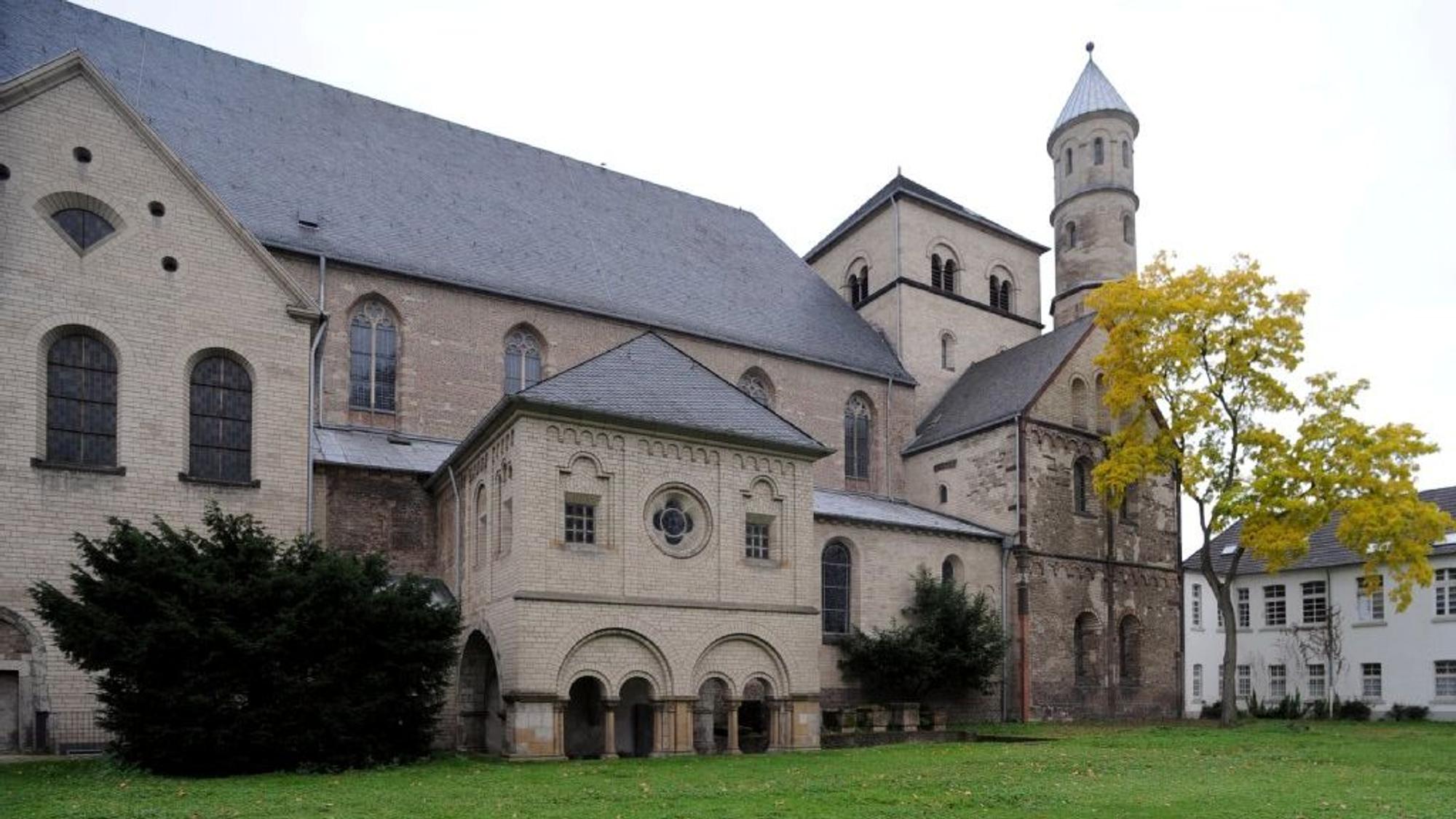 Längliches Kirchgebäude mit Turm an der rechten Seite.