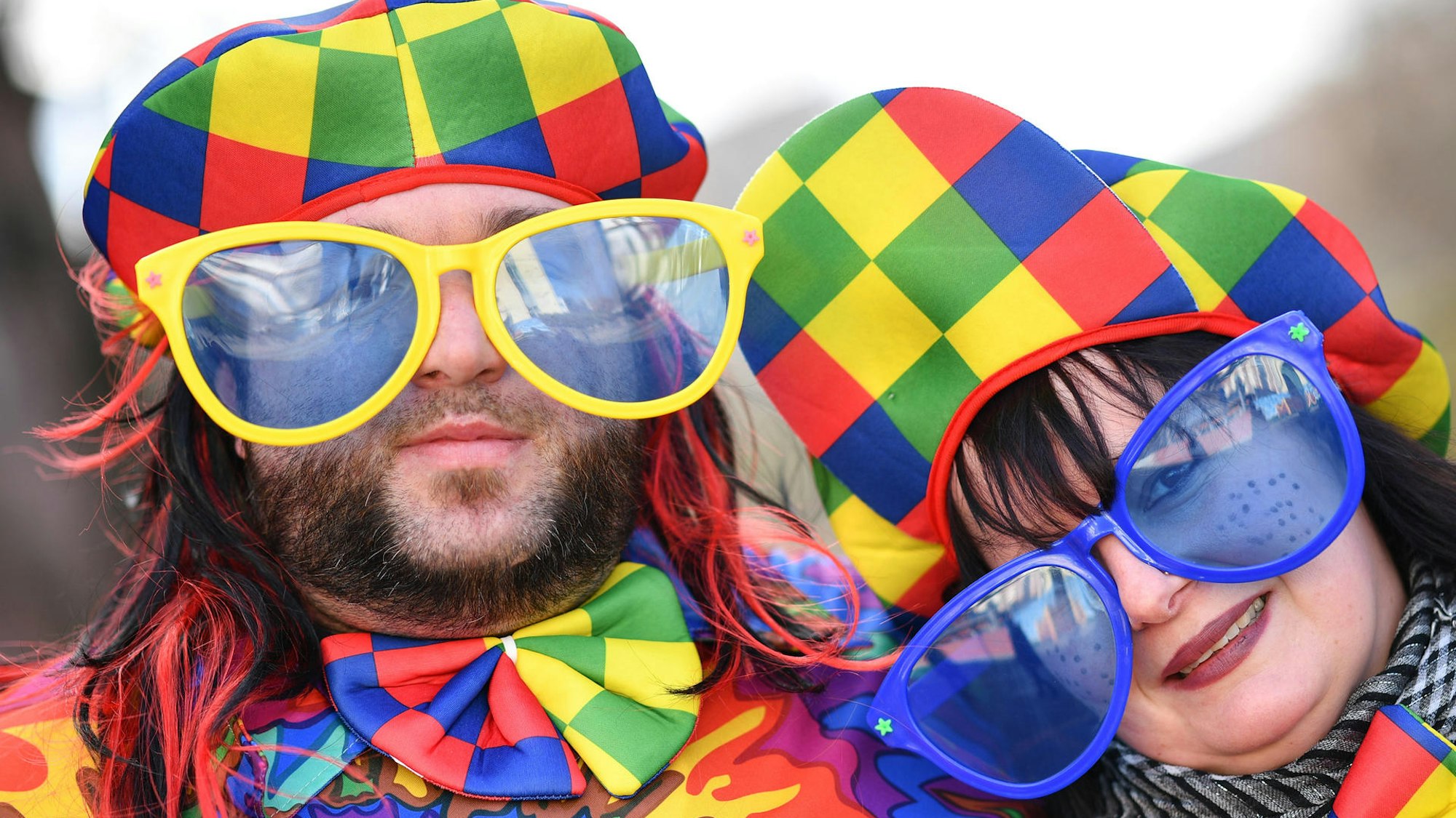 verkleidetes Pärchen mit riesigen Brillen