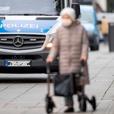 Polizei Symbolbild Frau Rollator