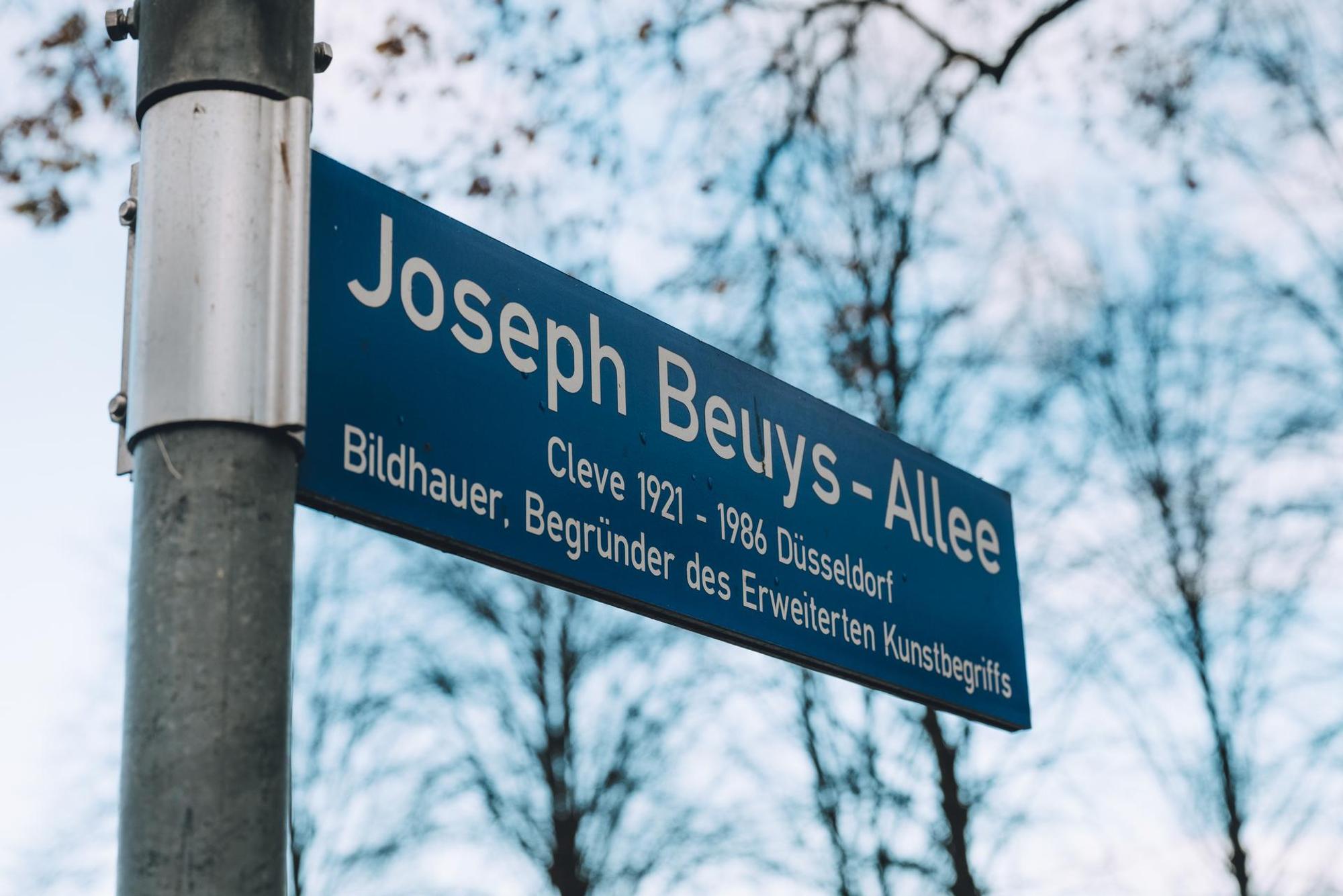 Wegweiser Joseph Beuys-Allee in Kleve © Tourismus NRW_Johannes Höhn